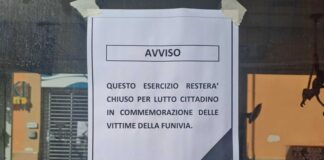 Castellammare, un grido di dolore che si fa speranza: fiori, silenzio e lutto
