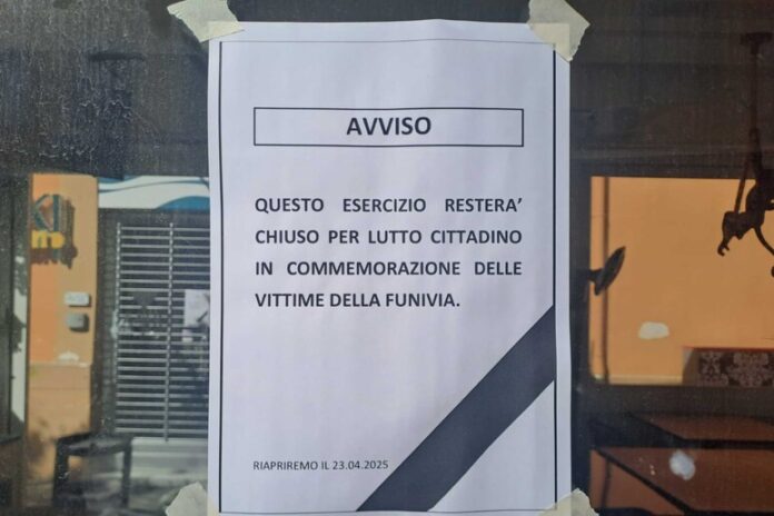 Castellammare, un grido di dolore che si fa speranza: fiori, silenzio e lutto
