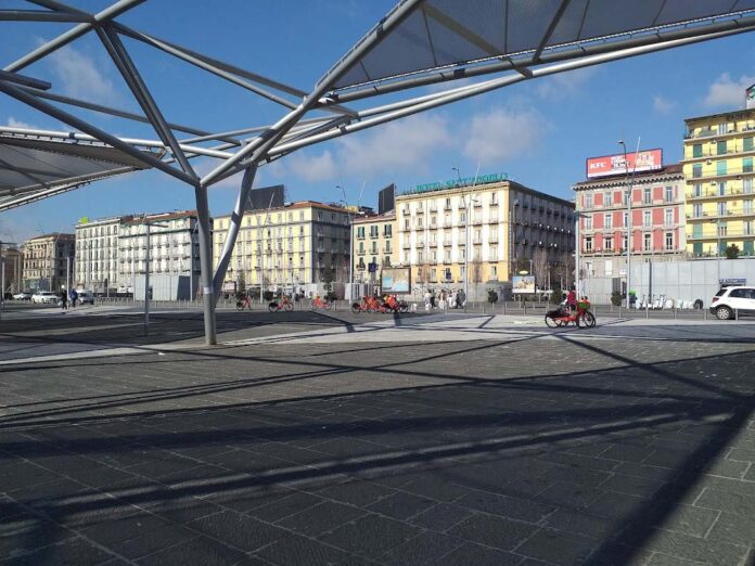 Napoli, Piazza Garibaldi: aggrediscono la titolare dopo il furto, arrestati due giovani per rapina impropria
