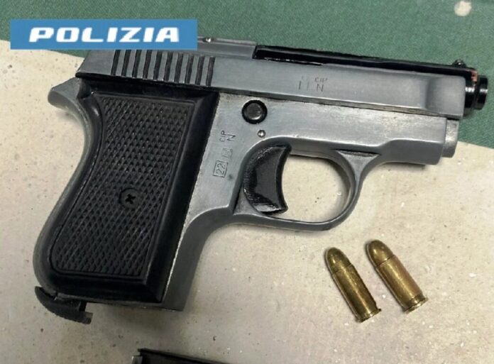 Napoli: piazza Salerno, 19enne fermato con una pistola: arrestato dalla Polizia