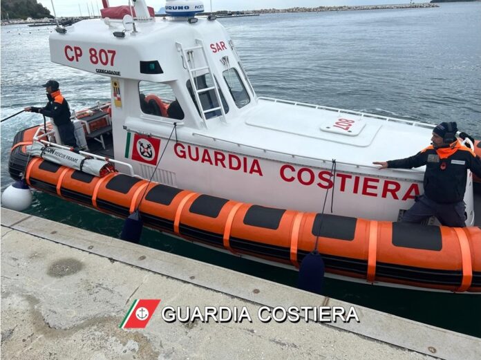 Uomo rischia di annegare a Castel Volturno: salvato dalla Guardia Costiera