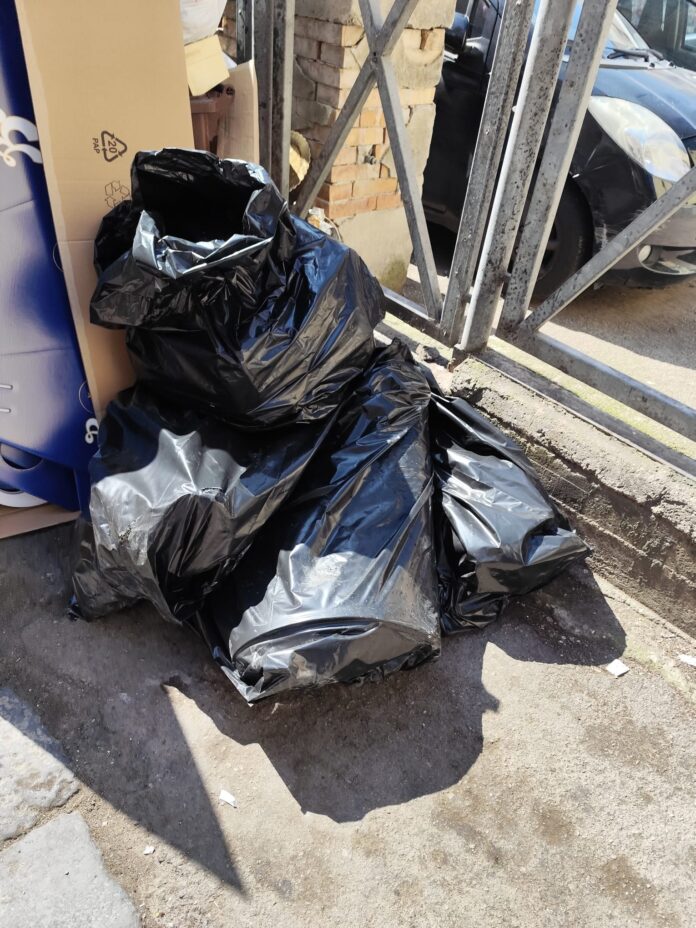 Torre del Greco, alla guida di un furgone carico di rifiuti speciali: due denunce e sequestro