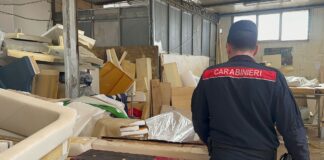 Pozzuoli: scarti tessili nella terra dei fuochi, sequestri e denunce per una tappezzeria nautica