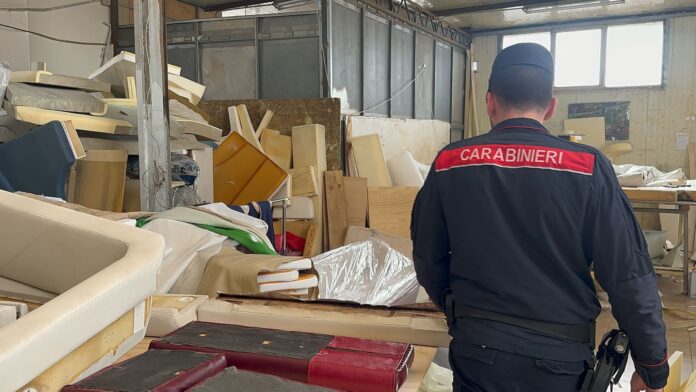 Pozzuoli: scarti tessili nella terra dei fuochi, sequestri e denunce per una tappezzeria nautica