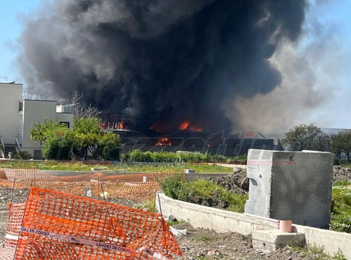 Incendio di Scafati del 5 aprile, diossine sotto limite di quantificazione