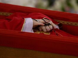 Funerali di Papa Francesco, l'incontro storico tra Trump e Zelensky e la celebrazione del “Papa degli ultimi”