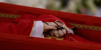 Funerali di Papa Francesco, l'incontro storico tra Trump e Zelensky e la celebrazione del “Papa degli ultimi”