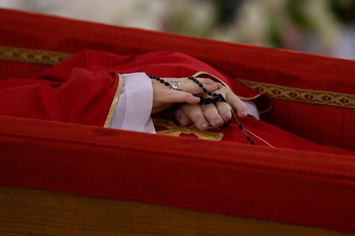 Funerali di Papa Francesco, l'incontro storico tra Trump e Zelensky e la celebrazione del “Papa degli ultimi”