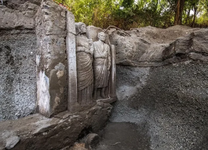 Pompei, scoperto un rilievo funebre monumentale: le statue trasferite per il restauro