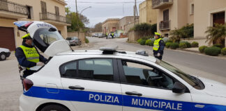 Torre del Greco, aggredisce una donna in strada: salvato dal linciaggio dalla polizia municipale