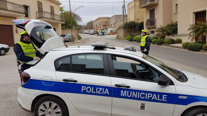 Torre del Greco, aggredisce una donna in strada: salvato dal linciaggio dalla polizia municipale