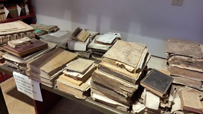Nel primo pomeriggio di ieri, il dott. Lorenzo Terzi, Direttore dell'Archivio di Stato di Avellino, ha effettuato una visita non ufficiale presso la Storica Biblioteca della Chiesa del Gesù, nel cuore del centro antico di Castellammare di Stabia. L’invito è stato rivolto da Filomena D'Auria, Coordinatrice dell’Associazione Preti Semplici di Gesù e Maria, incaricata della valorizzazione e promozione del patrimonio artistico e culturale delle chiese del Centro Antico affidate ai Preti Semplici. Alla visita hanno preso parte anche membri del comitato della stessa Chiesa. La Chiesa del Gesù, nota anche come Chiesa di Gesù e Maria, è un monumento di grande rilievo storico e artistico, fondato nel XVII secolo dai Padri Gesuiti. Celebre per la sua architettura barocca, ospita una biblioteca storica di straordinario valore culturale. Nel corso della visita, il dott. Terzi ha potuto constatare lo stato attuale della biblioteca, confrontandosi con la Coordinatrice D'Auria e i membri del comitato sulle possibili iniziative per il suo recupero e la sua valorizzazione. “Ritengo – ha dichiarato il dott. Terzi – che si tratti di un complesso straordinario, di grandissimo interesse, e un interesse che si articola su più livelli: sia dal punto di vista storico-artistico, sia per quanto riguarda i beni archivistici e librari. Credo, dunque, che possa davvero rappresentare un polo culturale di prim’ordine. Naturalmente, è necessario attivare determinati meccanismi istituzionali. Come dicevo, la mia è una visita privata, ma in qualità di funzionario non posso non sottolineare che vi sarebbe un passaggio importante da considerare, ad esempio con la Soprintendenza Archivistica e Bibliografica, che ha competenza in materia di vigilanza sul patrimonio archivistico e librario pubblico non statale e su quello privato.” L’obiettivo condiviso è quello di restituire alla comunità un luogo di cultura e memoria, promuovendo attività che ne incentivino la fruizione pubblica. La delegazione, in visita alla storica biblioteca della Chiesa del Gesù, era guidata da don Lucio Sembrano – Biblista Officiale del Dicastero della Santa Sede e Presidente della Comunità dei Preti Semplici di Gesù e Maria – che, esprimendo il proprio compiacimento per l’interesse e la disponibilità dimostrati dal dott. Terzi, si è detto fiducioso in questo autorevole intervento, auspicando una svolta tanto attesa nel recupero del sito e del suo straordinario patrimonio culturale. L’Associazione Preti Semplici di Gesù e Maria, sotto la guida di Filomena D’Auria, prosegue con impegno nella tutela e nella valorizzazione dei beni culturali ecclesiastici del centro antico di Castellammare di Stabia, con particolare attenzione alla Chiesa del Gesù e alla sua preziosa biblioteca.