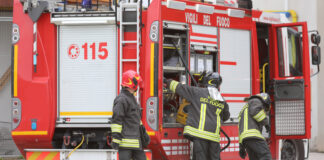 Esplosione a Napoli: un morto e quattro feriti, indagini sulle cause e documentazione edilizia