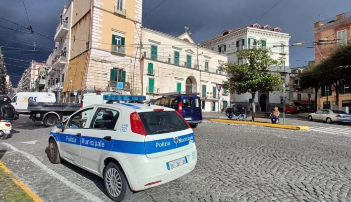 Portici, blitz della Municipale: sequestrati veicoli di lusso per oltre 200mila euro