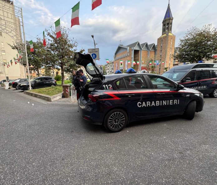 Napoli, colpi di pistola nel rione Villa: danneggiata un’auto a Piazza Capri