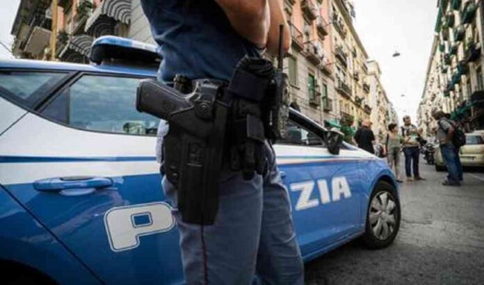 Napoli, ruba un PC da un’auto e aggredisce il proprietario. Arrestato 32enne