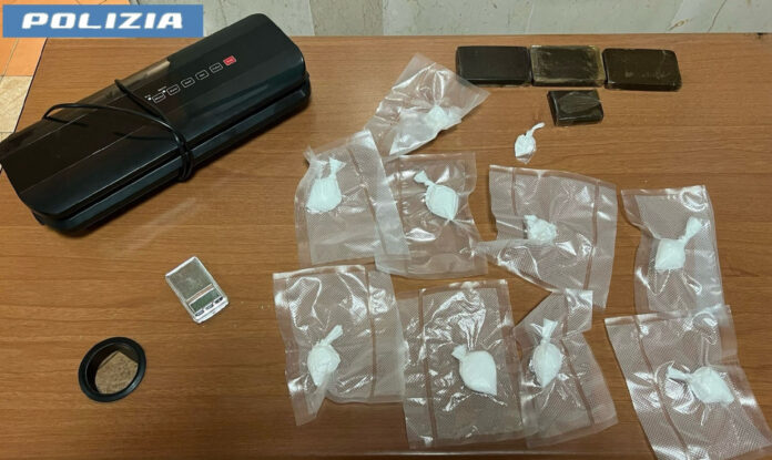 Afragola, spaccio in famiglia: arrestata madre, denunciata la figlia minorenne. Sequestrati droga e contanti