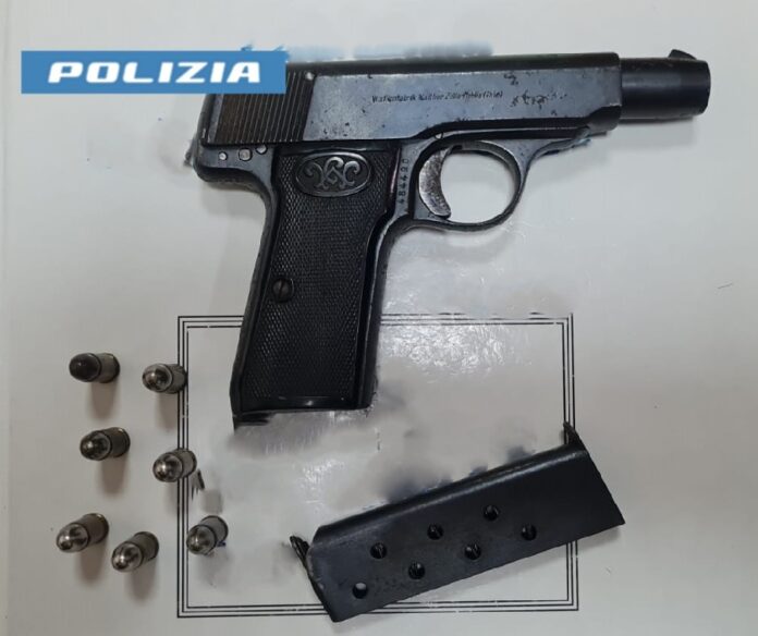 Napoli, lite tra vicini degenera: 71enne minaccia con una pistola