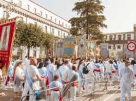 Fede e lutto: il pellegrinaggio dei fujenti alla Madonna dell’Arco nel giorno della morte di Papa Francesco