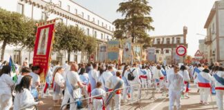Fede e lutto: il pellegrinaggio dei fujenti alla Madonna dell’Arco nel giorno della morte di Papa Francesco