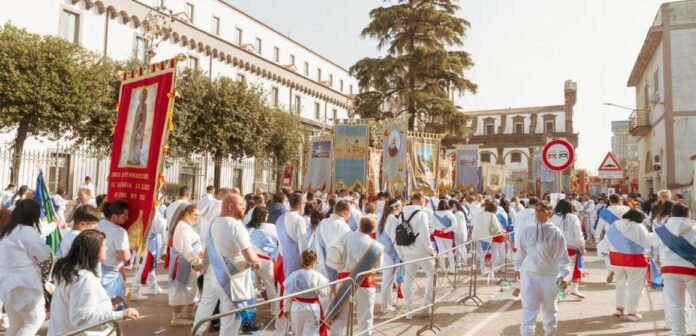 Fede e lutto: il pellegrinaggio dei fujenti alla Madonna dell’Arco nel giorno della morte di Papa Francesco