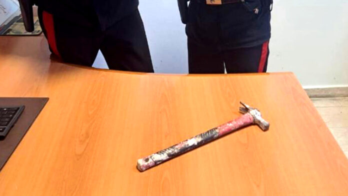 Napoli, colpito con un martello durante una lite per un parcheggio: 34enne in ospedale
