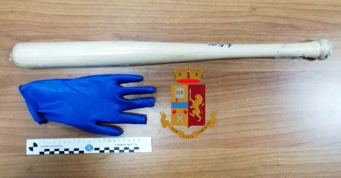 Napoli, Scampia: evade dai domiciliari e minaccia l’ex moglie con una mazza da baseball