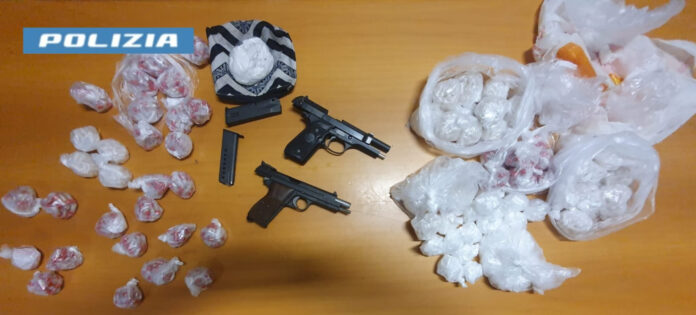 Scampia, cocaina nascosta in un bussolotto: arrestato un 18enne