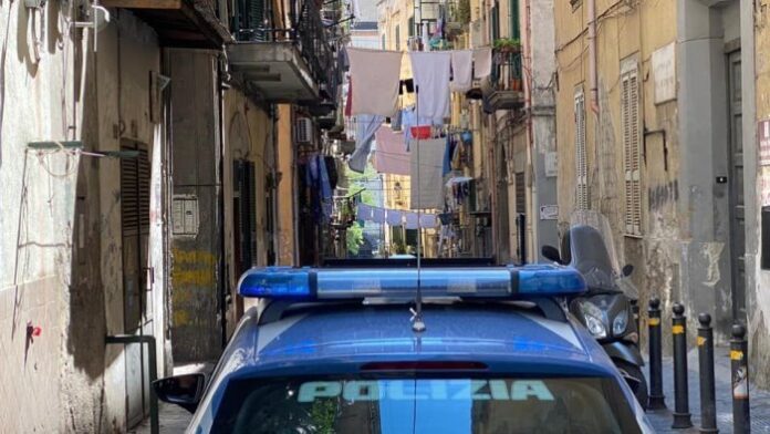 Napoli, Porta Capuana: 46enne arrestato per spaccio e aggressione a poliziotti