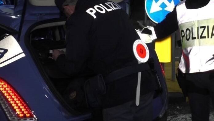 Napoli, Vomero e Arenella: in pochi minuti commettono sei rapine e ne tentano un’altra. Due giovani arrestati