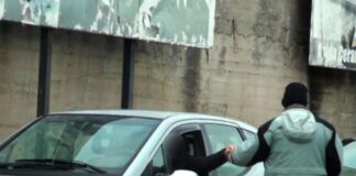 Napoli, parcheggiatore abusivo rapina un automobilista. Arrestato 55enne