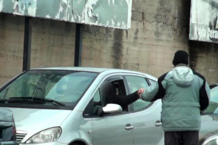Napoli, parcheggiatore abusivo rapina un automobilista. Arrestato 55enne