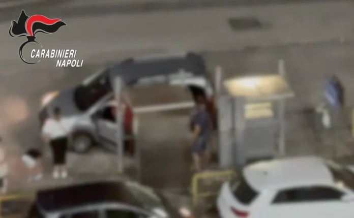 Napoli, divieto di dimora per parcheggiatrice abusiva. Minaccia studenti