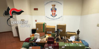 Napoli, tentata corruzione ai Carabinieri: arrestato 40enne a Forcella. Scoperto laboratorio di merce contraffatta