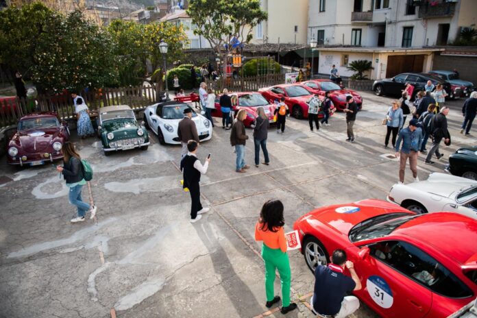 Sorrento, vetture storiche in città con la “1000 Miglia Experience Italy”