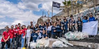 Torre del Greco, 385 chili di rifiuti rimossi dal litorale: successo per l’iniziativa Plastic Free