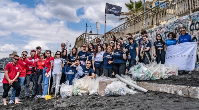 Torre del Greco, 385 chili di rifiuti rimossi dal litorale: successo per l’iniziativa Plastic Free