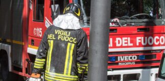 Torre del Greco, vigili del fuoco soccorrono un'anziana priva di sensi in casa sua