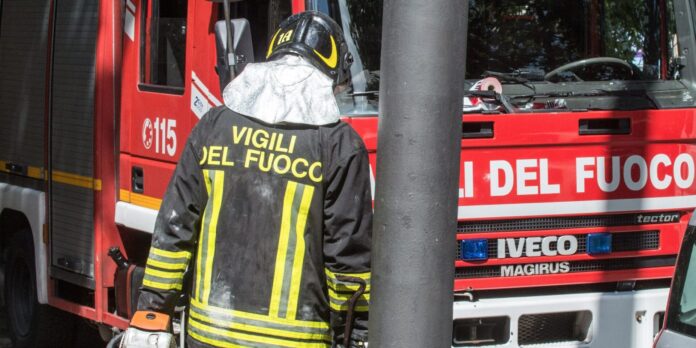 Torre del Greco, vigili del fuoco soccorrono un'anziana priva di sensi in casa sua
