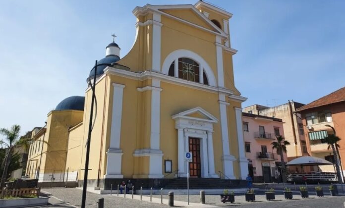 Ordigno esplode davanti alla chiesa di Massa di Somma: nessun ferito, scattano le indagini