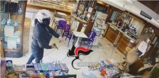 Castellammare, rapina a mano armata in un negozio: arrestato 30enne