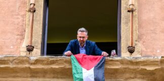Sant’Agnello, sul Municipio le bandiere della Pace e della Palestina