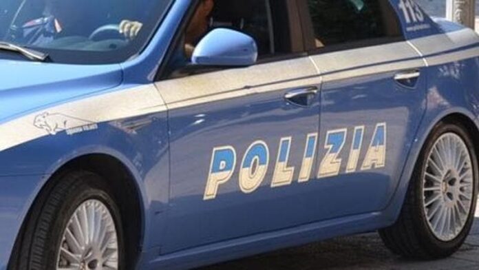 Napoli, 21enne ferito a colpi di pistola mentre passeggia: indagini in corso