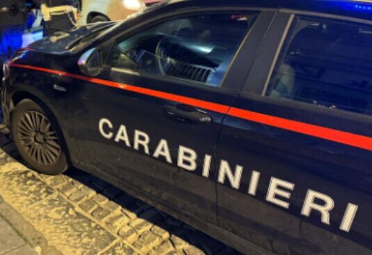 Torre del Greco, tenta di rapinare una coppia: il ragazzo reagisce e accoltella l’aggressore