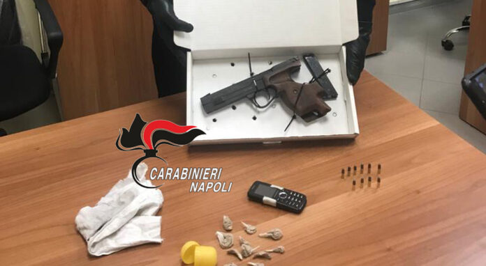 Scampia, trovato in casa con una pistola rubata: arrestato 22enne