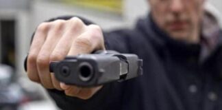 Napoli, 19enne ucciso da un colpo di pistola alla testa mentre è in auto con gli amici
