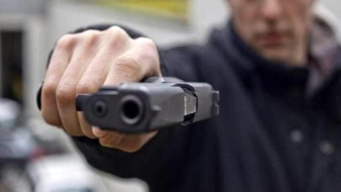 Salerno, barista reagisce con una scopa alla rapina e sfugge al colpo di pistola: “Ho ancora il rumore dello sparo nelle orecchie”