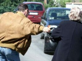 Torre del Greco, scippa un’anziana e la scaraventa a terra: 38enne identificato e denunciato