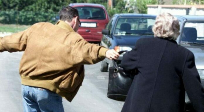 Torre del Greco, scippa un’anziana e la scaraventa a terra: 38enne identificato e denunciato