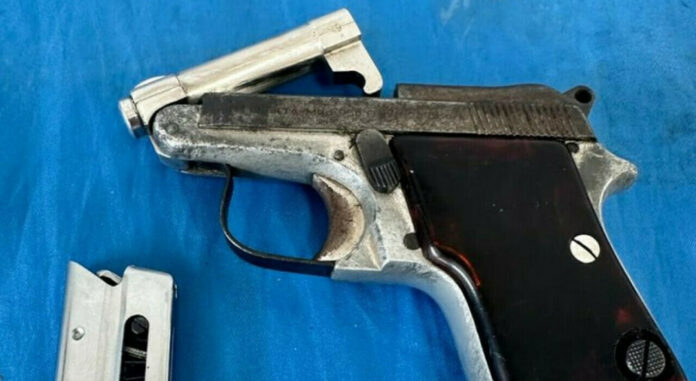 Pianura, esplosi colpi in piazza San Giorgio: due arresti per detenzione di arma clandestina